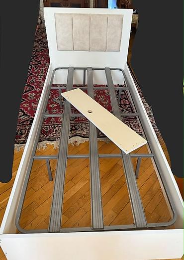 Çarpayılar: Tək nəfərlik çarpayı və döşək dəsti - Ölçü: təxmini 90x200 sm (tək — 2