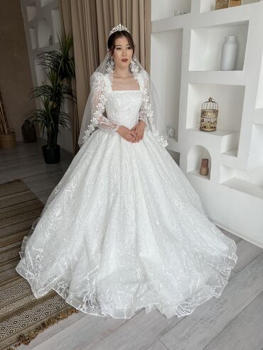 платье с вырезом: Свадебное платье Шикарное с паетками и с Прямоуголным верезом