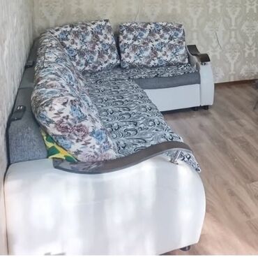 дом из подушек и одеял: Бурчу бар диван, Жастыктар менен