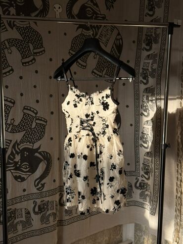 женские платья резинки: Zərif çiçək naxışlı paltar - Rəng: krem fon üzərində qara çiçək