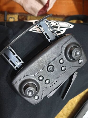 продаю в связи переездом: Складной квадрокоптер с камерой и пультом управления в комплекте (в lalafo.kg да продаю в связи переездом: Складной квадрокоптер с камерой и пультом управления в комплекте (в