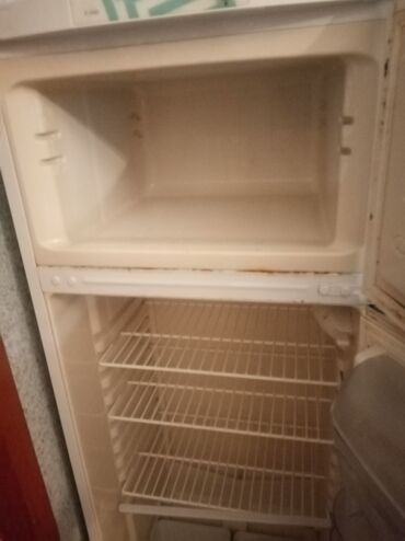 Paltaryuyan maşınlar: Indesit iki qapılı soyuducu - Üst hissədə ayrıca dondurucu bölmə -