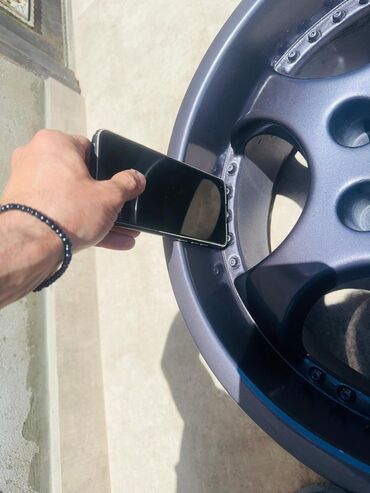 Disklər: Avtomobillər üçün nəzərdə tutulmuş boz rəngli təkər diski. Bu metal — 3