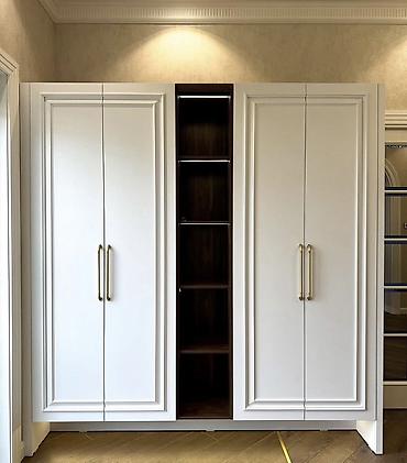 mebel salon: Klassik üslubda üç bölməli qapalı dolab sistemi - Rəng: ağ (mat), iç — 1