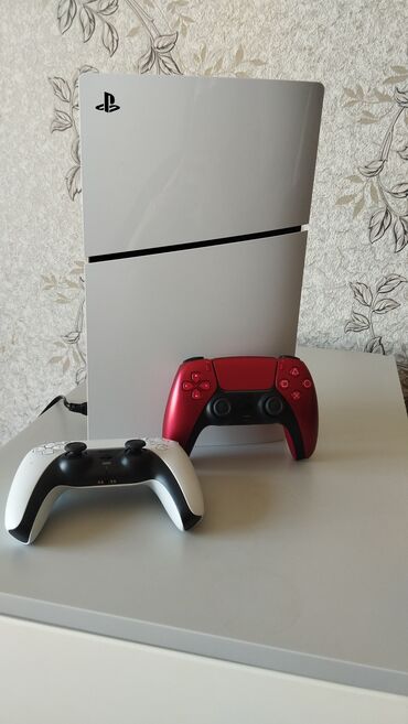 playstation dəst: Ağ rəngli PlayStation 5 oyun konsolu, iki ədəd DualSense oyun qolu ilə