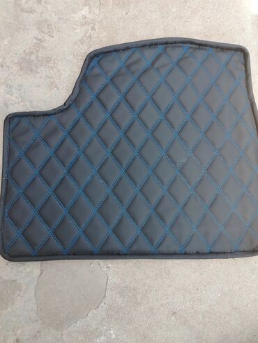 suret qutusunun temiri: Avtomobil üçün ayaqaltı, Dəri