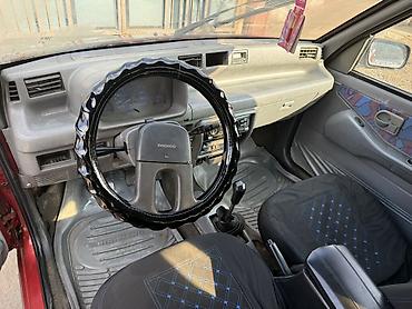 Другие автомобили: Компактный 5‑дверный хэтчбек красного цвета. Основные особенности: - — 8