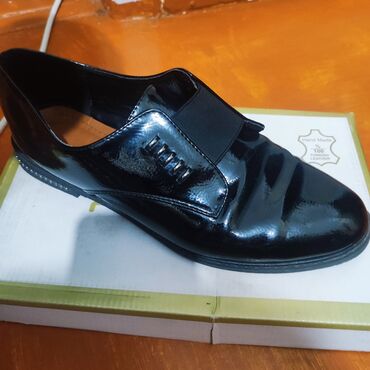 продаю женские туфли: Туфли женские европейский размер 40, в идеальном состоянии без единой