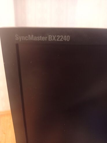 samsung 22: Samsung 22 ekran monitor. Öz oxu ətrafında donə bilir. Ayağ hissəsi