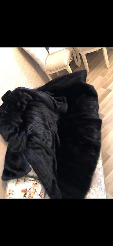 aspaz geyimi: Qadın üçün qara rəngli təbii kürk palto - Model: klassik siluet, dizə — 1