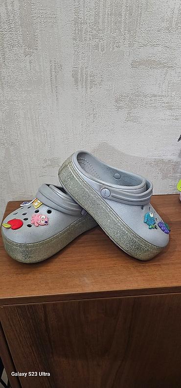 джиббитсы: Серые сабо Crocs на платформе с блеском. - Модель: классические сабо — 2