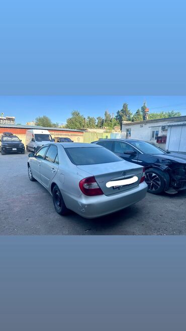 тайата камри: Автомобиль Toyota Camry серебристого цвета, надежный седан. Эта модель
