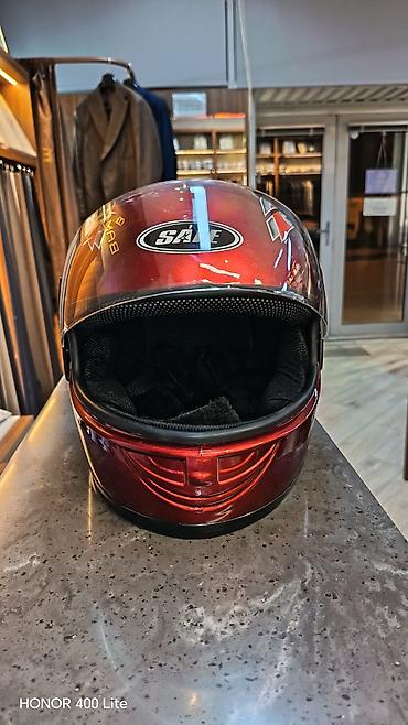 reduktor motor: Tam üzlü motosiklet dəbilqəsi – qırmızı metalik rəng, üzərində qrafik — 1