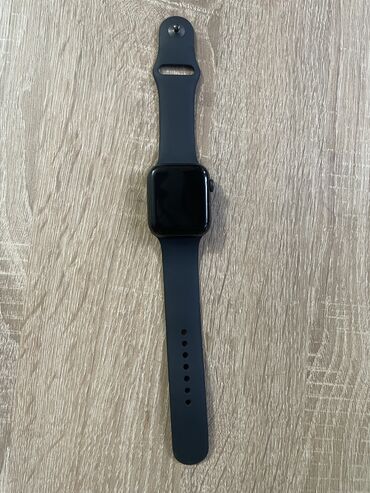 Наручные часы: Продаю Apple Watch SE 2020 На экране маленькая царапина Комплект
