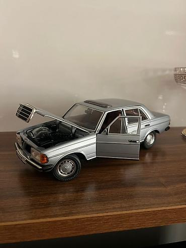 mitsubishi lancer evolution: Metalik gümüş rəngdə klassik sedan model avtomobil maketi - Miqyas — 1