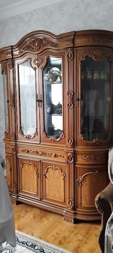 dekor taxta: Klassik üslubda qonaq otağı mebel dəsti Tərkibi: - Şkaf-vitrin: 3 — 1