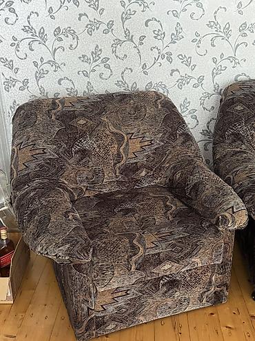 qalin adyal: Qonaq otağı üçün yumşaq mebel dəsti - Tərkib: 1 ədəd divan + 2 ədəd — 2
