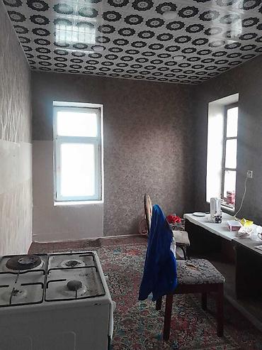 Qonaq otağı dəstləri: Otaq mebeli dəsti, daxilində divan, stol və stullar var. Divan rahat — 4