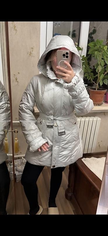 Продаю белый пуховик Сьемный капюшон, воротник стойка, можно подвязать