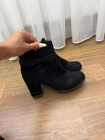 Basanoşka və səndəllər: Qadın botu – qara süet, topuqdan yuxarı model - Formalı, yumru burun -