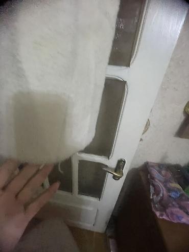 polis paltosu: Zərif və klassik üslubda qadın üçün uzun palto. Açıq krem/ağ rəngdədir — 4