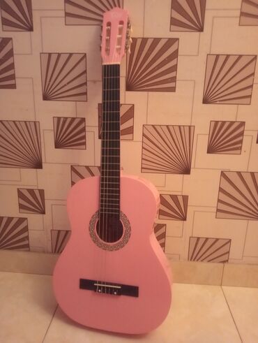 gitar klassik: Bu çəhrayı akustik gitara musiqiyə yeni başlayanlar və ya əyləncəli