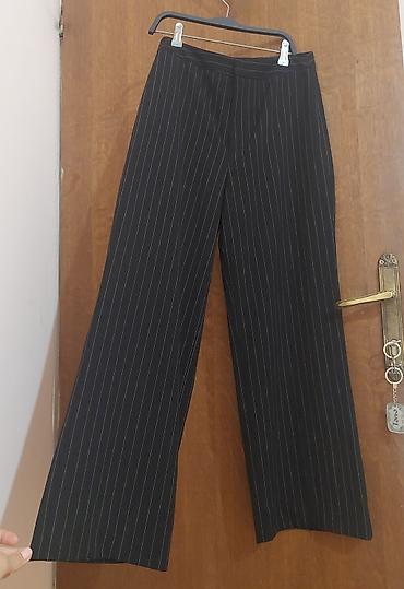 gajić majice: Stradivarius Ženske pantalone na pruge – klasičan kroj - Boja: crna — 1