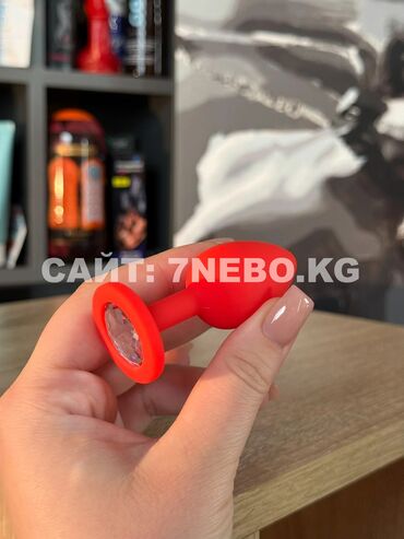 Маленькая красная анальная пробка для ярких игр и внешнего эффекта