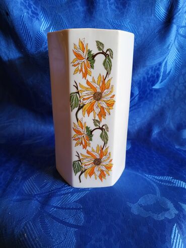 Stare vaze i dekor: Vaza nova Zajecar porcelan 70te. Visina. 17,5cm — 1