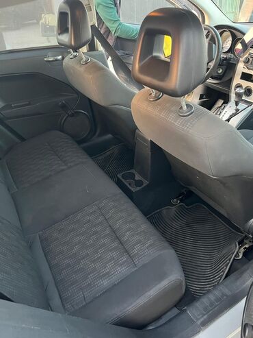 Dodge: Dodge Caliber – gümüş rəngli, 5 qapılı hatchback. Əsas xüsusiyyətlər — 12