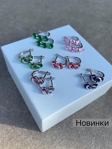 изумруд: Серьги-пусеты из серебра 925 пробы с цветными вставками -0 сом - — 1