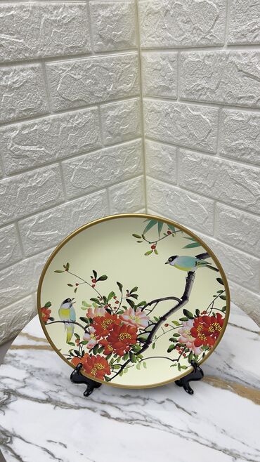 цвети: Керамическая тарелка с цветами и птицами в китайском стиле, гостиная