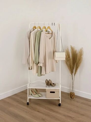 стоячие вешалки для одежды: Гардеробная вешалка, кронштейн С двумя полочками И крючками по бокам