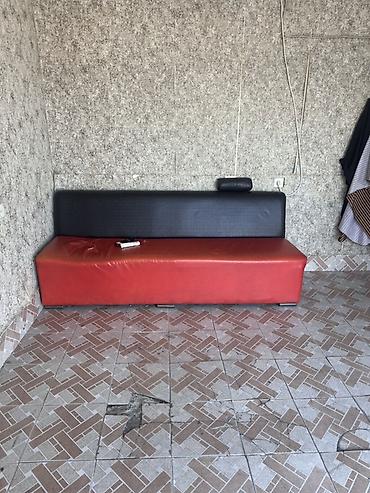 kafe ucun divanlar: İki rəngli (qırmızı oturacaq, qara bel hissəsi) uzun skamyavari divan — 1