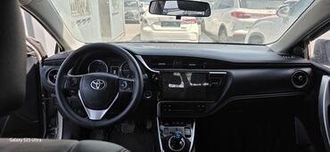 tayota runx: Представлен салон автомобиля Toyota Corolla, выполненный в черном