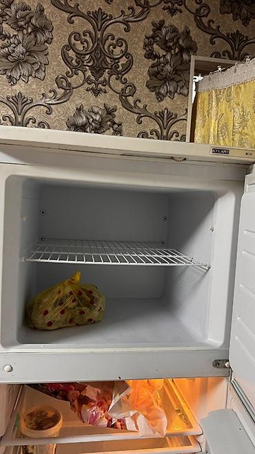 mini refrigerator: Холодильник Atlant, Б/у, Двухкамерный — 3