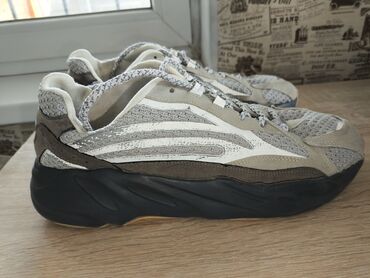 Кроссовки и спортивная обувь: Adidas Yeezy 700 v2
С антибликовыми вставками
Размер 43 - маломерки