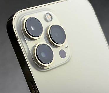 pixel 2: Apple iPhone Pro в светлом корпусе. Смартфон с фирменным — 2