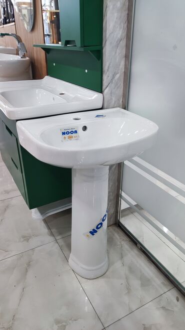 Təmir və tikinti: Ayaqlı, ağ rəngli keramika lavabo, "NOOR" brendinə məxsusdur. Oval