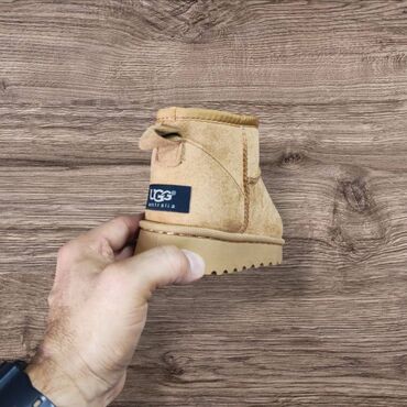 Ugg čizme: Ugg dečije čizmice crne krem kamel NOVO Novo Brojevi 35 do 36 fb — 3