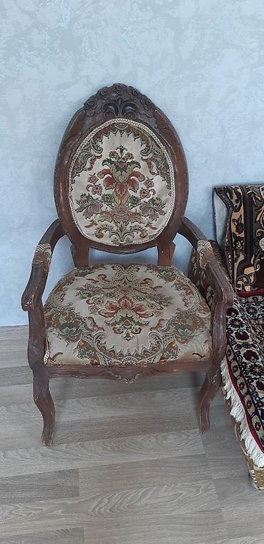 Divan və kreslo dəstləri: Antik salon dəsti – taxta oyma korpuslu Tərkib: - 1 ədəd üçlü divan - — 4