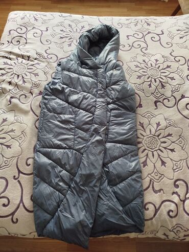Ev geyimləri, pijamalar: Uzun, kapüşonlu, quilted üslubda qadın jileti. - Rəng: boz - Model: ön
