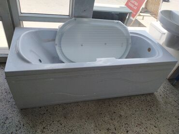 hamam qapları: Ağ rəngli, düzbucaqlı formalı vanna. Vanna otağına rahatlıq və