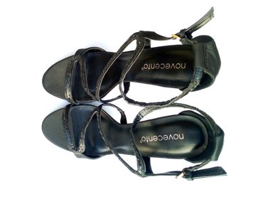 crne cizme na stiklu: Sandale