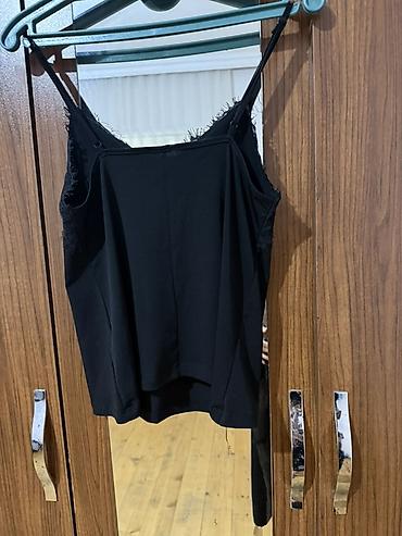 Futbolka və maykalar: Qara krujeva detallı qadın topu - Model: spaghetti qayışlı, V-kəsimli — 1