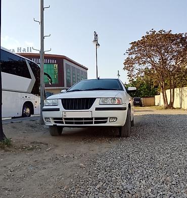 14 luk diskler: Ağ rəngli sedan avtomobil - Korpus: 4 qapılı sedan, ağ rəng, qara — 2