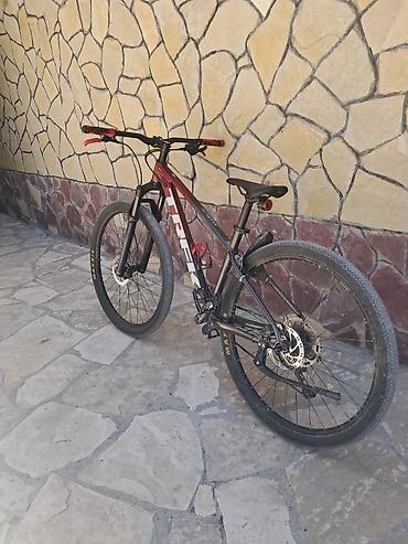 velosiped kaska: Trek hardtail dağ velosipedi Xüsusiyyətlər: - Yüngül alüminium — 4