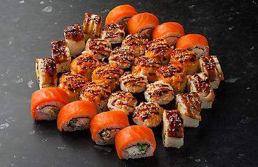 Готовые блюда, кулинария: Сеты суши и роллов - Ассорти роллов: классические, запечённые и с — 4