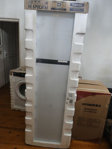 Plitələr və bişirmə panelləri: Biryusa 6139 soyuducu – şaquli tip, tək qapılı model. Fabrik