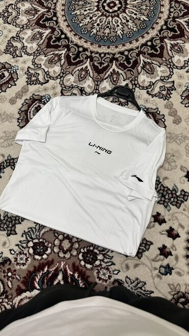 сумки женские кожаные: Белая мужская футболка с короткими рукавами от Li-Ning. Модель имеет